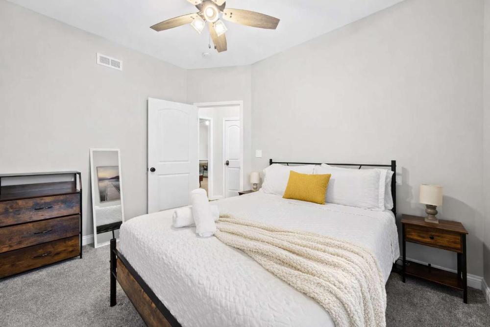 3BR 2BA Home with King Queen & Twin Beds